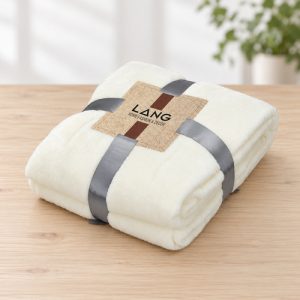 Odeja Deluxe soft 86601 na svetli leseni površini v ambientu